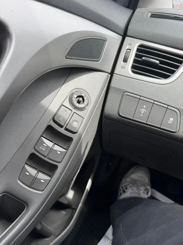 Hyundai Elantra 2012 - Image 7